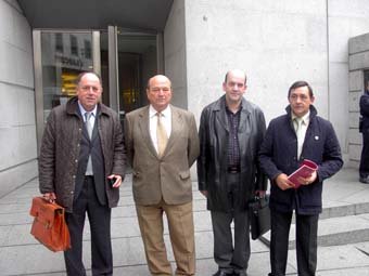 En la imagen (de Izda. a Dcha) Jaime Gerbolés, de Hospitalet; Antonio de la Rosa, Presidente de la FAVEP; Avelino Rodríguez, Presidente de KIASA y Juan Vicioso Sanz, Presidente de COVEPRES